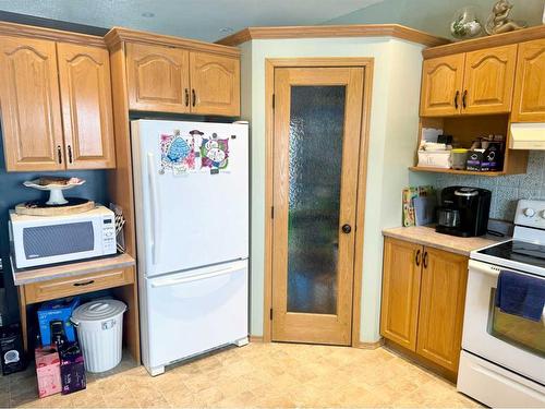 104 Central Avenue Nw, Falher, AB - Indoor Photo Showing Kitchen