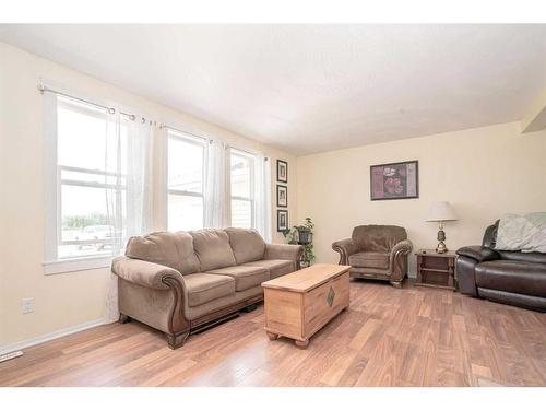 25-842070 Range Road 241, Rural Northern Lights, County Of, AB - Indoor Photo Showing Living Room