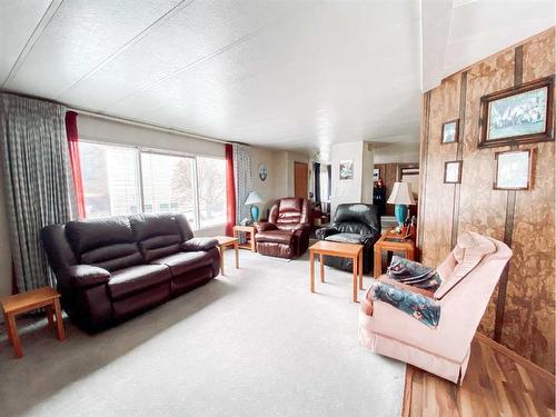 4506 47 Street, Spirit River, AB - Indoor Photo Showing Living Room