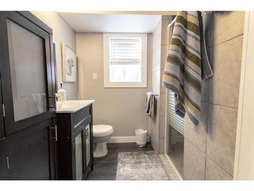 70009 710 Township, Rural Grande Prairie No. 1, County Of, AB - Indoor Photo Showing Bathroom