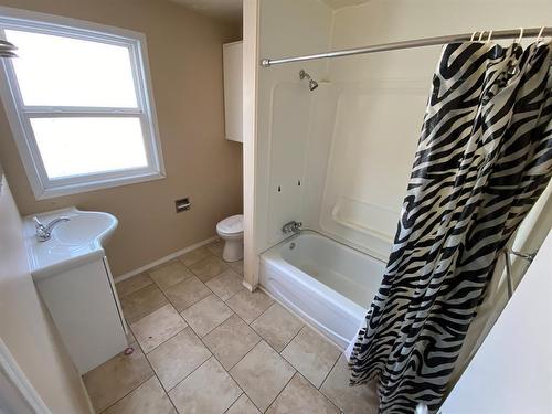 #2, 11019 99 Street, Peace River, AB - Indoor Photo Showing Bathroom