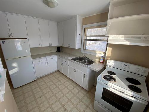 #4, 11019 99 Street, Peace River, AB - Indoor Photo Showing Kitchen With Double Sink