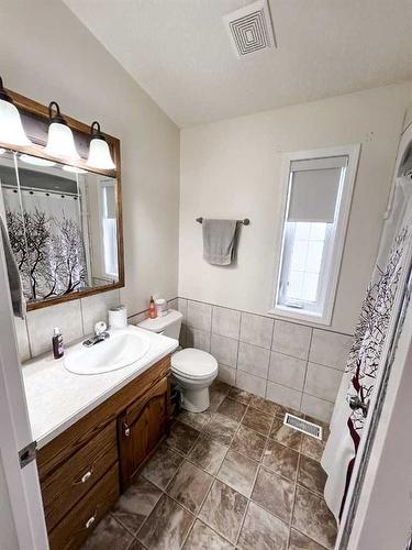 9934 110 Street, La Crete, AB - Indoor Photo Showing Bathroom