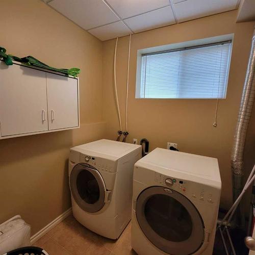 7013 99 Street, Peace River, AB - Indoor Photo Showing Laundry Room