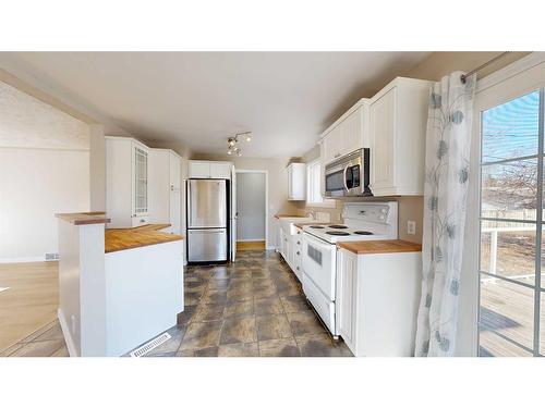 10409 96A Street, Grande Prairie, AB - Indoor Photo Showing Kitchen