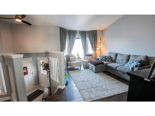 10621 119 Avenue, Grande Prairie, AB - Indoor Photo Showing Living Room
