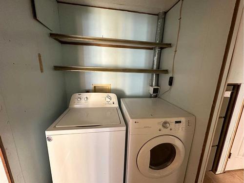 5410 51 Street, Berwyn, AB - Indoor Photo Showing Laundry Room