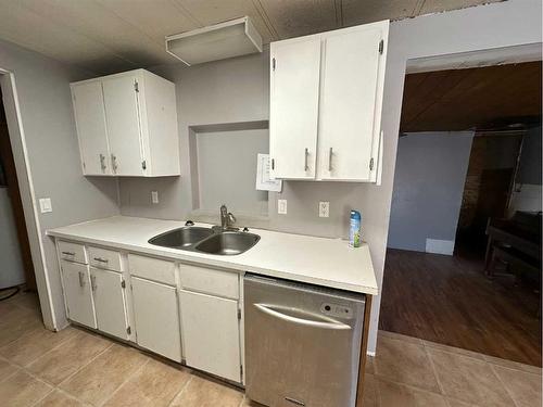 5410 51 Street, Berwyn, AB - Indoor Photo Showing Kitchen With Double Sink