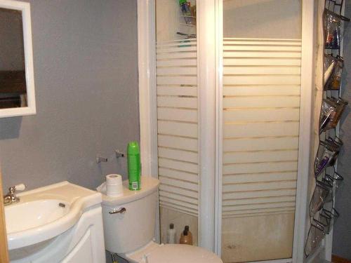 514 4Th Street Ne, Manning, AB - Indoor Photo Showing Bathroom