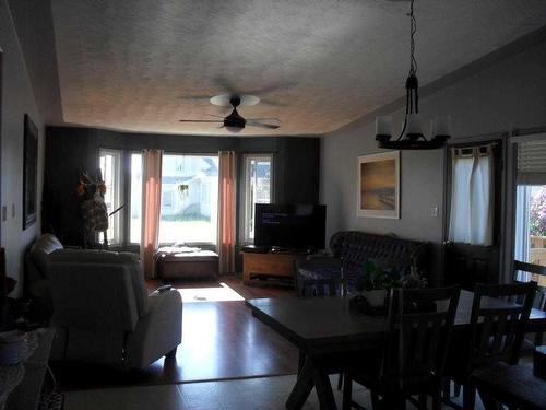 514 4Th Street Ne, Manning, AB - Indoor Photo Showing Living Room