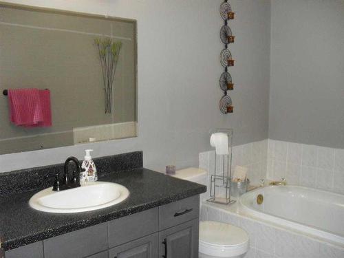 514 4Th Street Ne, Manning, AB - Indoor Photo Showing Bathroom