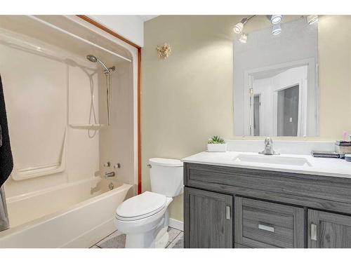 723014 & 723018 Range Road 110, Beaverlodge, AB - Indoor Photo Showing Bathroom