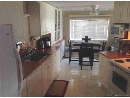 10304 99 Avenue, High Level, AB - Indoor Photo Showing Kitchen With Double Sink