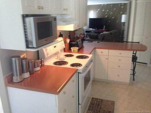 10304 99 Avenue, High Level, AB - Indoor Photo Showing Kitchen