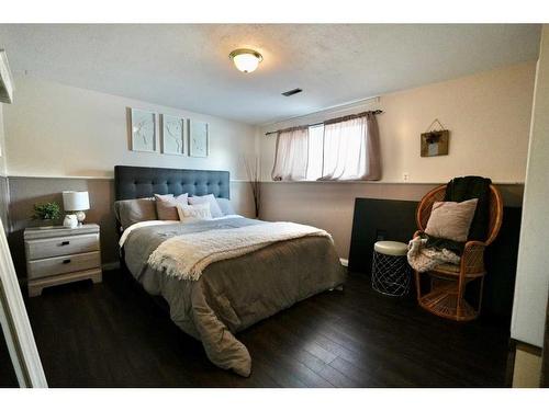 9609 80 Avenue, Peace River, AB - Indoor Photo Showing Bedroom