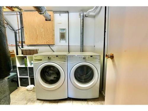 9609 80 Avenue, Peace River, AB - Indoor Photo Showing Laundry Room