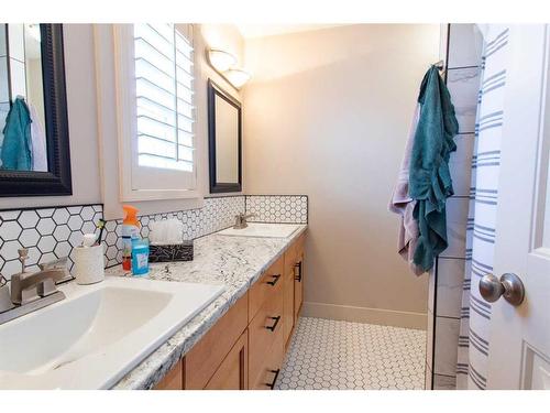 7021 87 Street, Grande Prairie, AB - Indoor Photo Showing Bathroom
