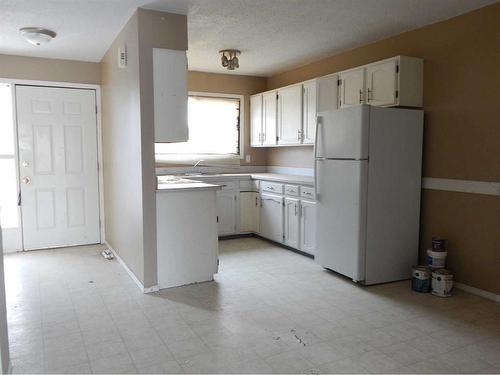 10346 98 Avenue, High Level, AB - Indoor Photo Showing Kitchen
