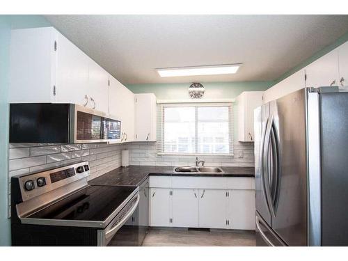 9750 118 Avenue, Grande Prairie, AB - Indoor Photo Showing Kitchen With Double Sink