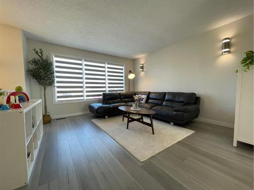 4313-50A Avenue, High Prairie, AB - Indoor Photo Showing Living Room