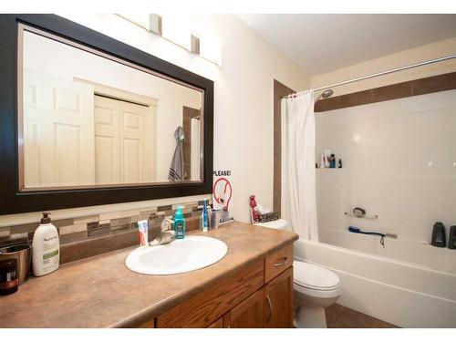 144 Pinnacle Boulevard, Grande Prairie, AB - Indoor Photo Showing Bathroom