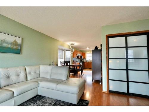 9109 136 Avenue, Peace River, AB - Indoor Photo Showing Living Room