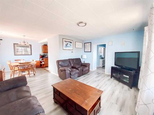 4728 53 Street, Rycroft, AB - Indoor Photo Showing Living Room