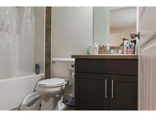 9615 113 Avenue, Clairmont, AB - Indoor Photo Showing Bathroom