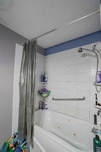 5237 54 Avenue, Berwyn, AB - Indoor Photo Showing Bathroom