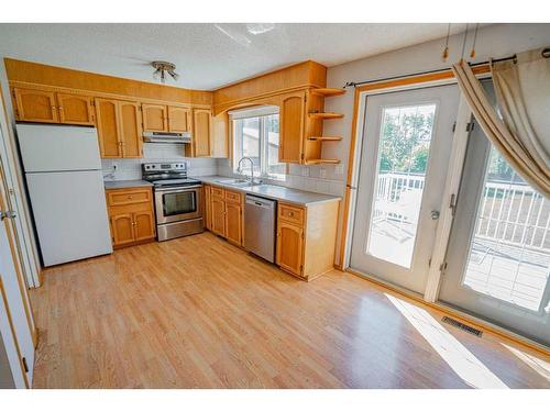 5237 54 Avenue, Berwyn, AB - Indoor Photo Showing Kitchen With Double Sink