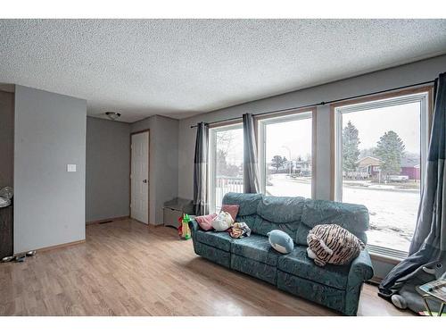 5237 54 Avenue, Berwyn, AB - Indoor Photo Showing Living Room