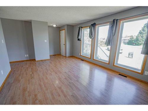 5237 54 Avenue, Berwyn, AB - Indoor Photo Showing Kitchen With Double Sink