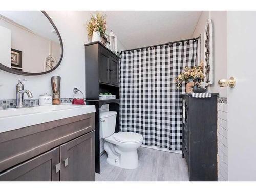 393 Scotts Lane, Rural Grande Prairie No. 1, County Of, AB - Indoor Photo Showing Bathroom