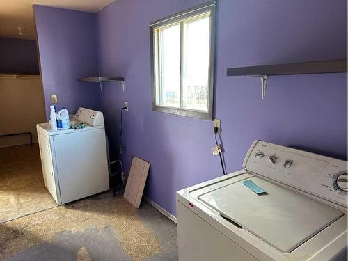 5114 49 Avenue, Berwyn, AB - Indoor Photo Showing Laundry Room