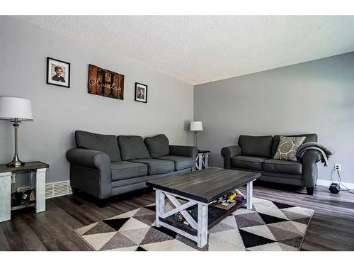 104 843058 Range Road 222, Rural Northern Lights, County Of, AB - Indoor Photo Showing Living Room