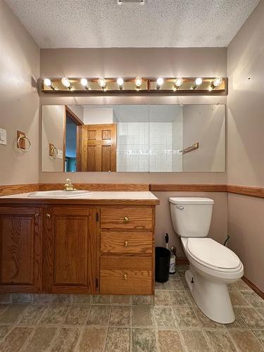 515 7 Avenue, Beaverlodge, AB - Indoor Photo Showing Bathroom