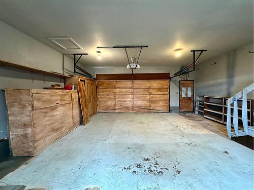 515 7 Avenue, Beaverlodge, AB - Indoor Photo Showing Garage