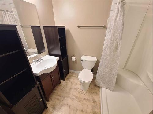 8005A 99 Street, Peace River, AB - Indoor Photo Showing Bathroom