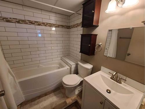 8005A 99 Street, Peace River, AB - Indoor Photo Showing Bathroom
