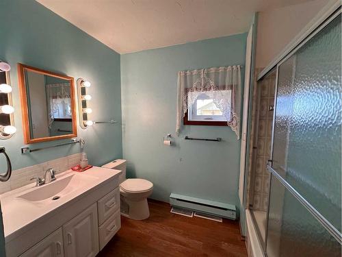 108 6 Avenue Sw, Falher, AB - Indoor Photo Showing Bathroom
