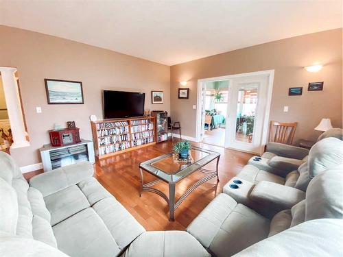 4527 49 Street, Rycroft, AB - Indoor Photo Showing Living Room