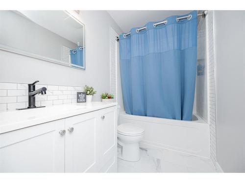 9426 76 Avenue, Grande Prairie, AB - Indoor Photo Showing Bathroom