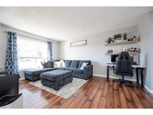 9426 76 Avenue, Grande Prairie, AB - Indoor Photo Showing Living Room