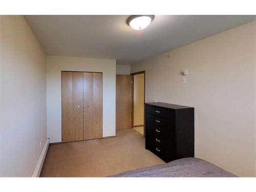 400-12025 Royal Oaks Drive, Grande Prairie, AB - Indoor Photo Showing Bedroom