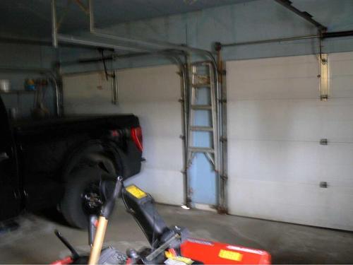 4844 57 Avenue, High Prairie, AB - Indoor Photo Showing Garage