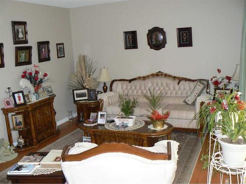 4844 57 Avenue, High Prairie, AB - Indoor Photo Showing Living Room