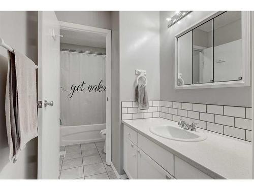 9749 93 Avenue, Wembley, AB - Indoor Photo Showing Bathroom