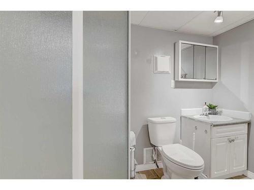 9749 93 Avenue, Wembley, AB - Indoor Photo Showing Bathroom