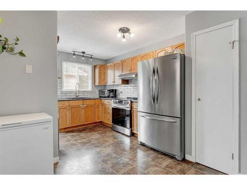 9749 93 Avenue, Wembley, AB - Indoor Photo Showing Kitchen With Stainless Steel Kitchen