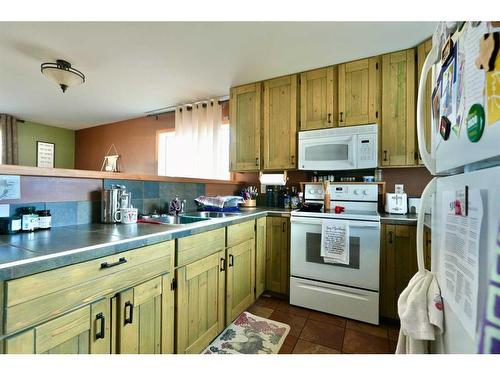 260027 685 Highway, Rural Peace No. 135, M.D. Of, AB - Indoor Photo Showing Kitchen With Double Sink